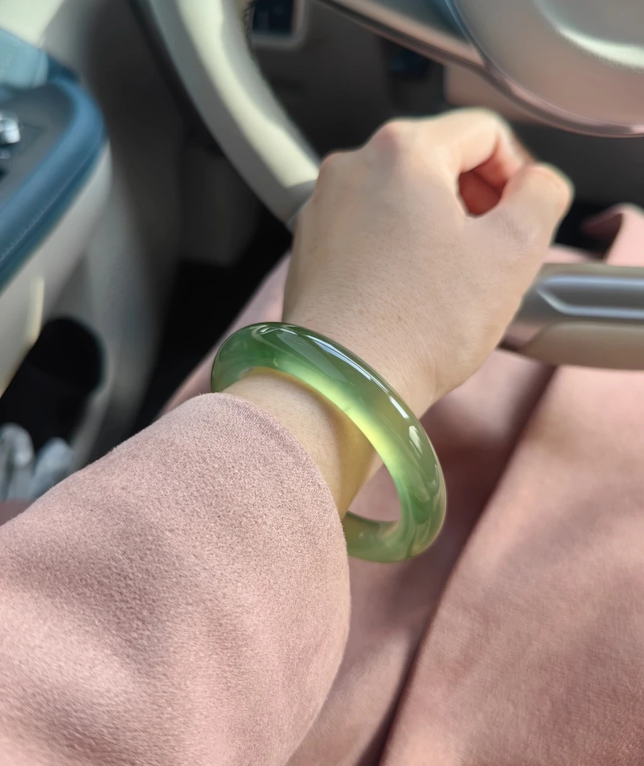 天然岫玉玉石手镯深绿浅绿冰透岫玉蛇纹石手镯少女温柔