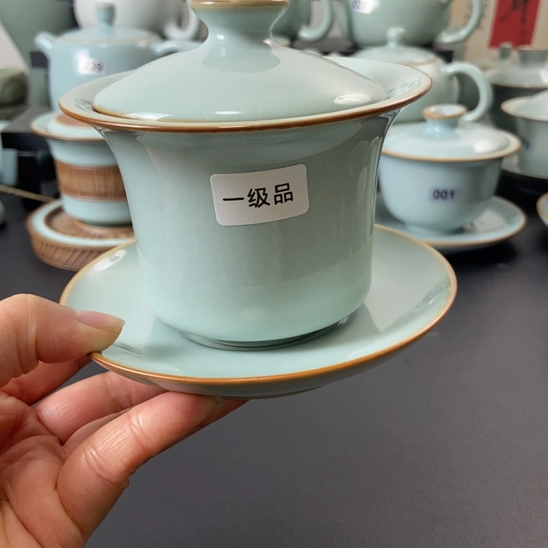 一级品天青釉马蹄盖碗