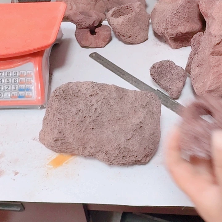 火山石原石红色一块，6斤2两