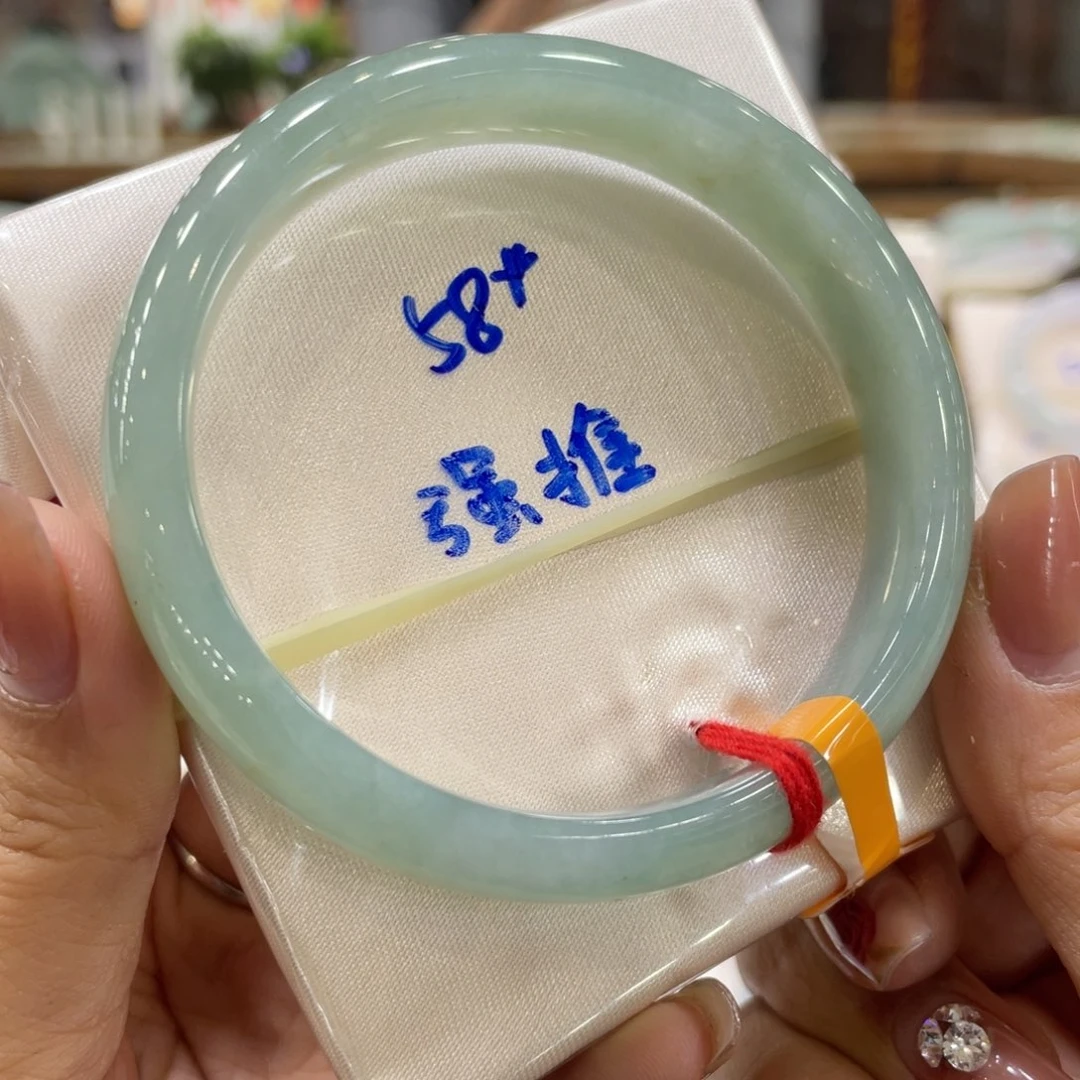 翡翠手镯未镶嵌翡翠手镯