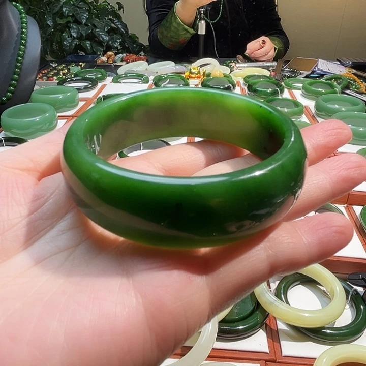 未镶嵌手镯和田玉?**?俄七聚红皮60圈口
