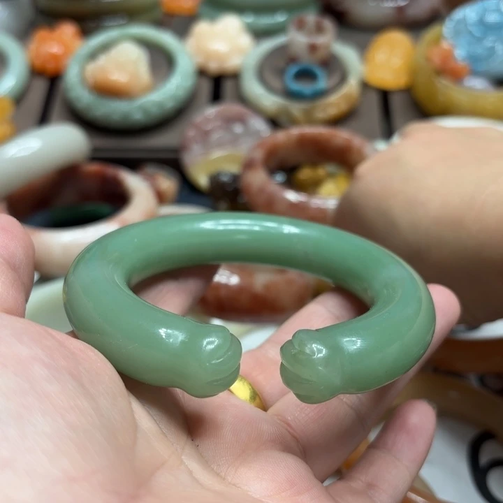 冰***洁石英质玉未镶嵌手镯