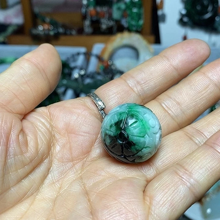 翡翠未镶嵌吊坠(赠链)