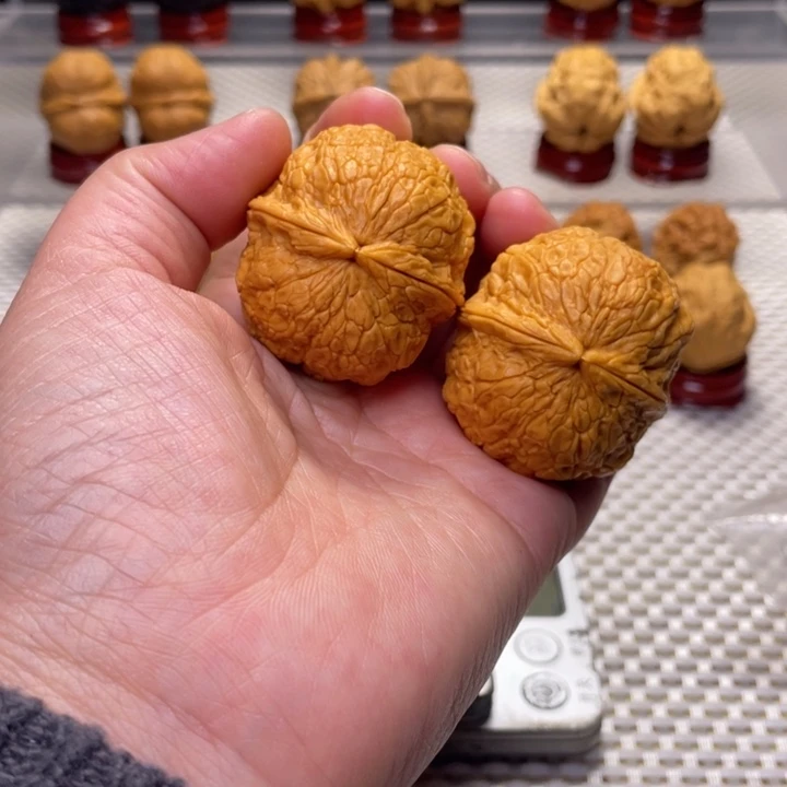 文玩核桃把件19金丝绣球