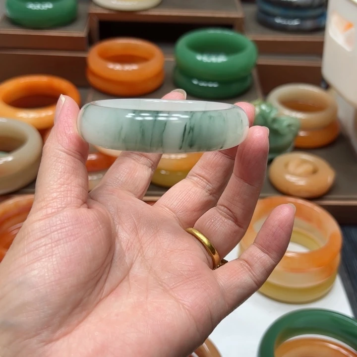 石英质玉（黄龙玉）未镶嵌手镯芳