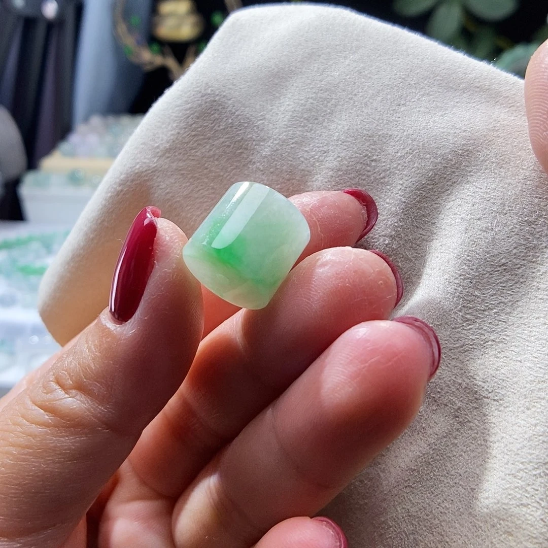 翡翠未镶嵌颈饰桶珠
