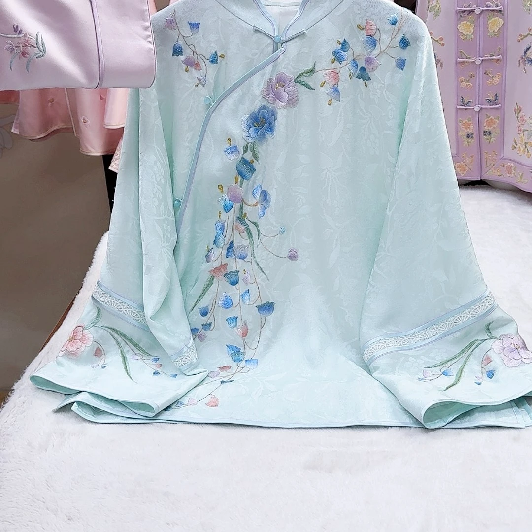 织绣真丝蓝色斜襟铃兰花外套