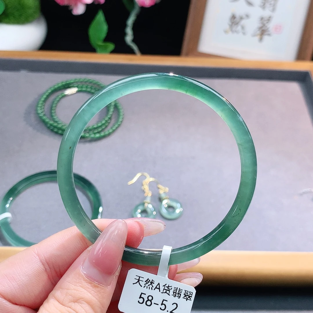未镶嵌手镯（圆镯）翡翠