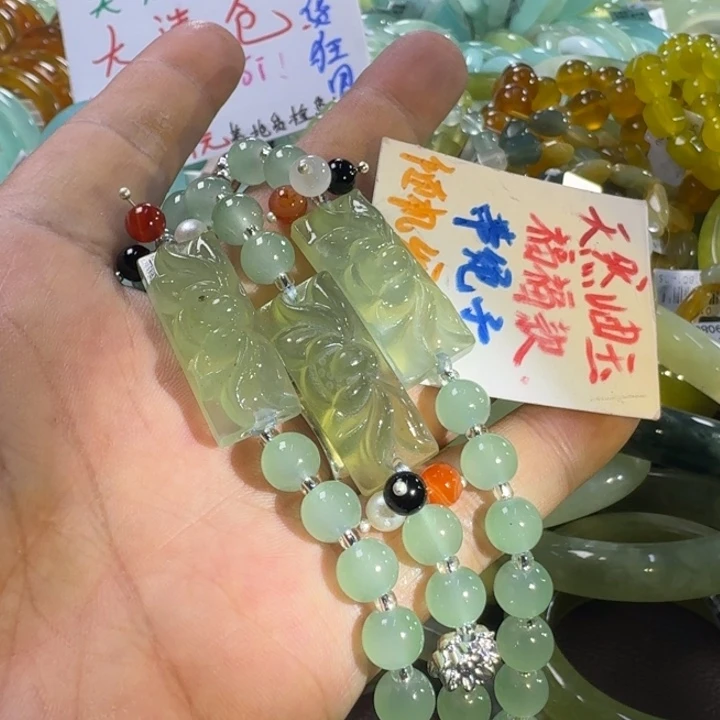 蛇纹石玉未镶嵌颈饰