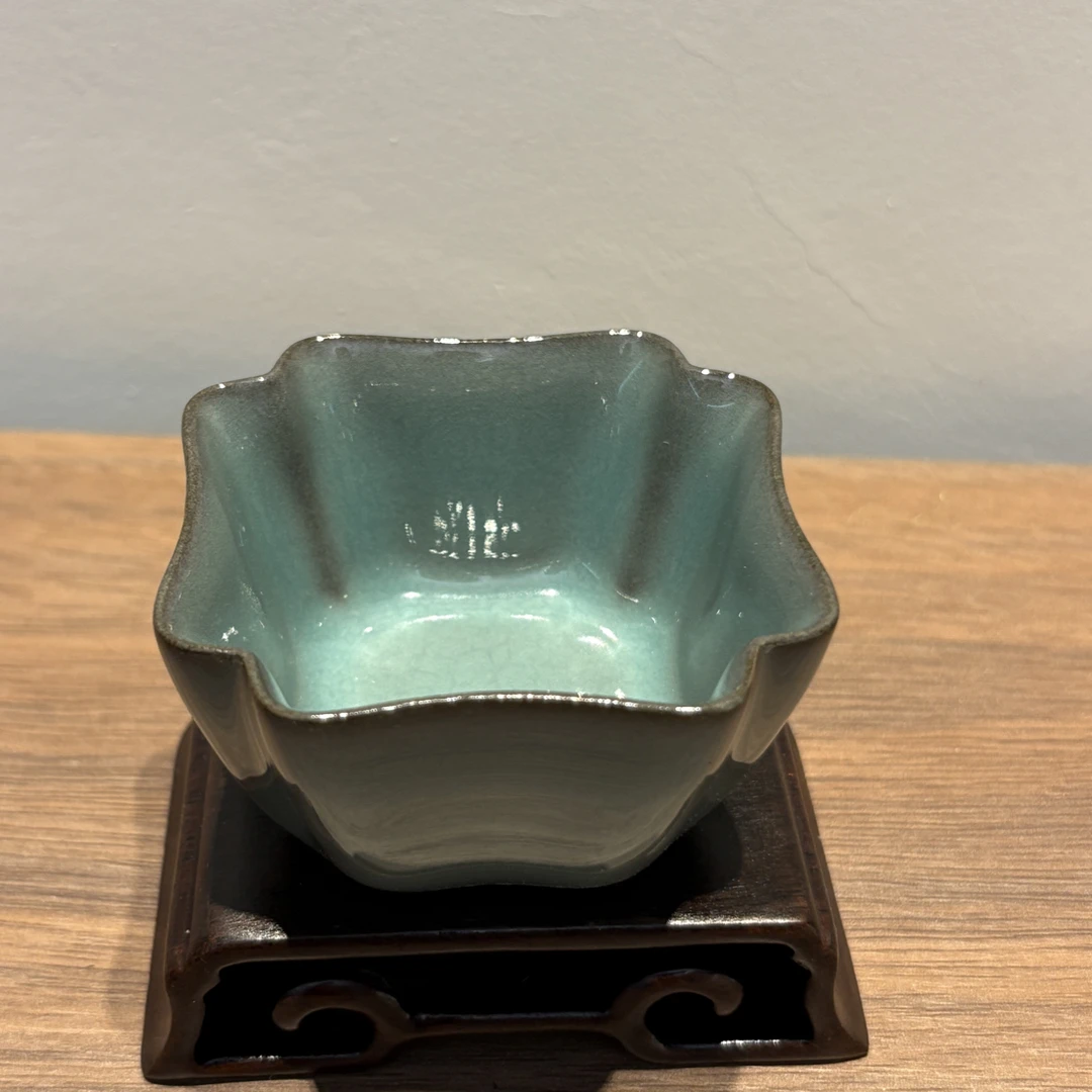 龙泉黑胎粉青无片纹四方倭角杯