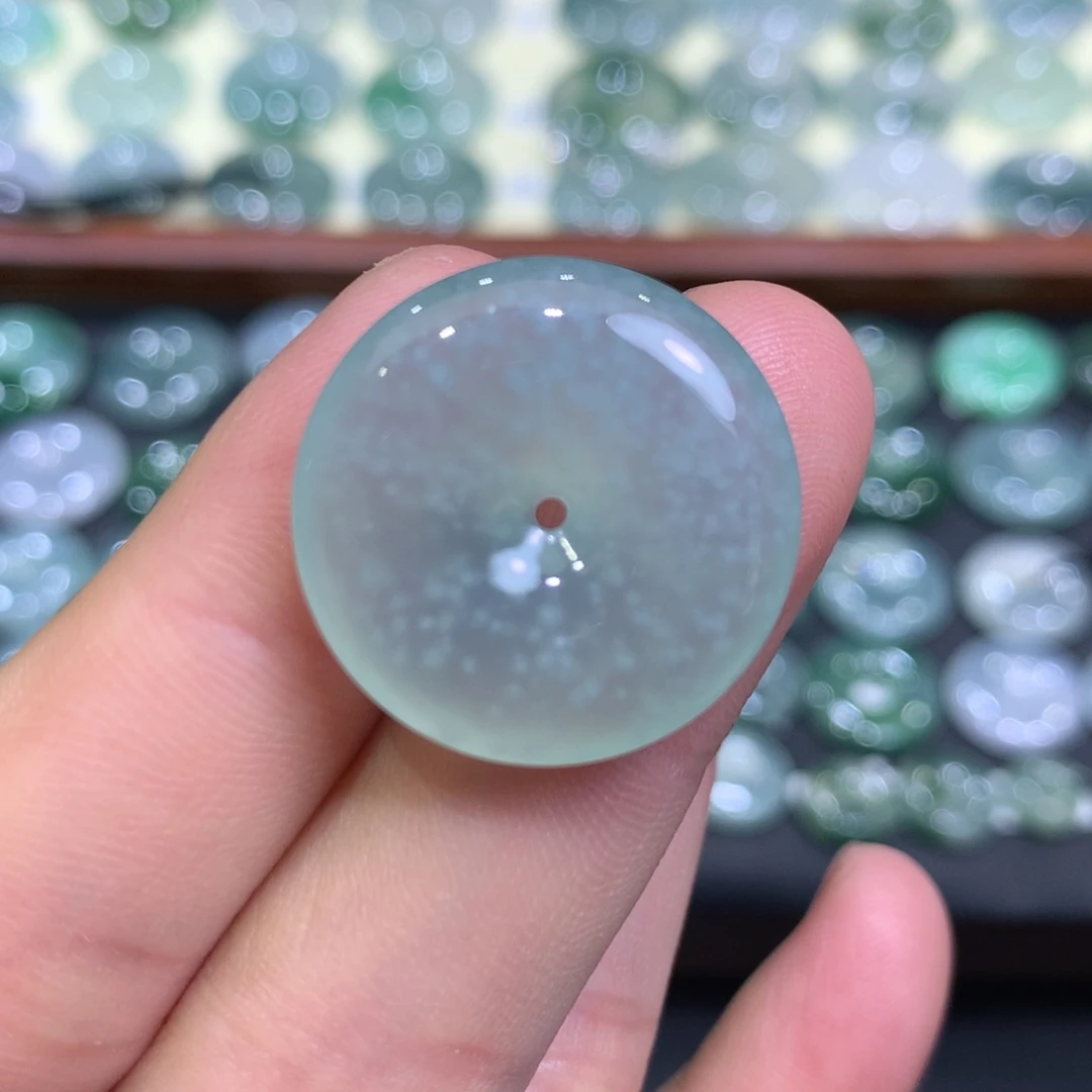 翡翠颈饰未镶嵌平安扣