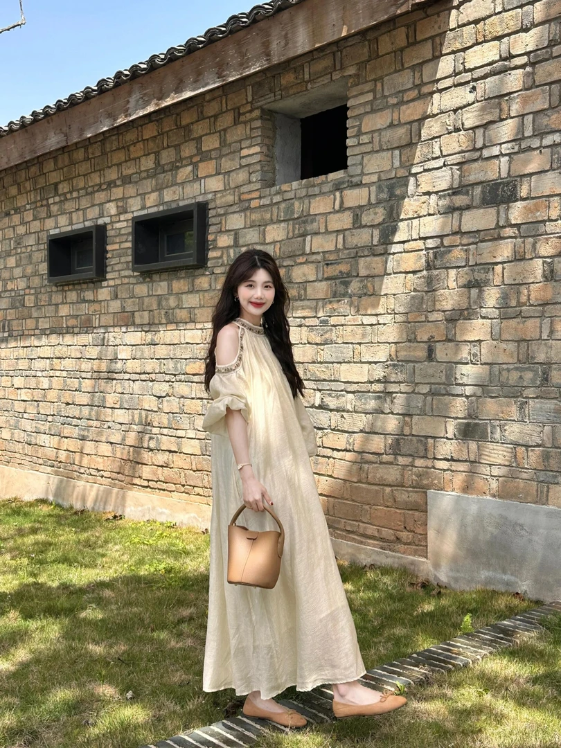 高级感露肩花边连衣裙子女2025夏季新款波西米亚温柔风气质长裙子