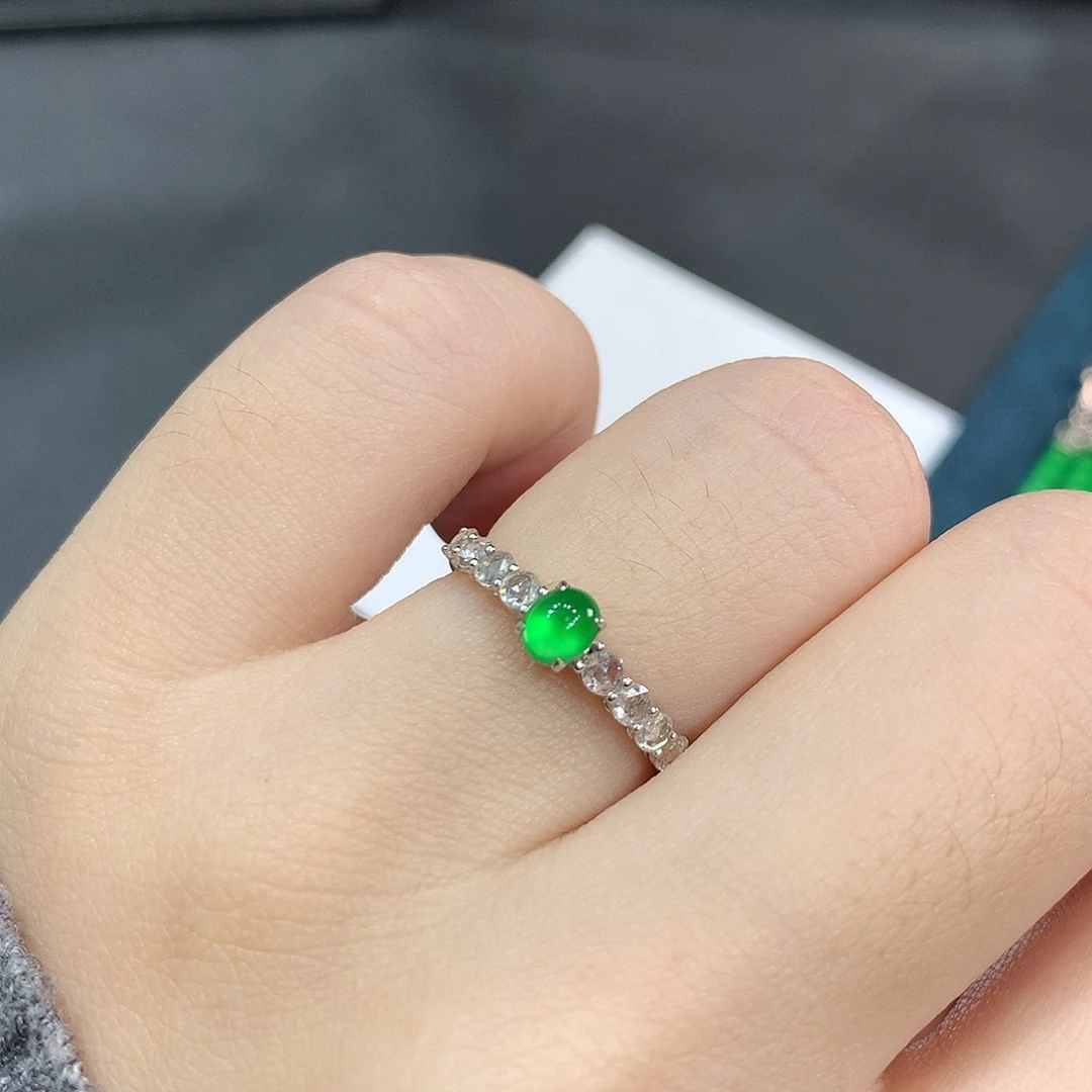 翡翠18K金镶嵌颈饰龙石绿炸光蛋面戒指 48小时鉴赏期