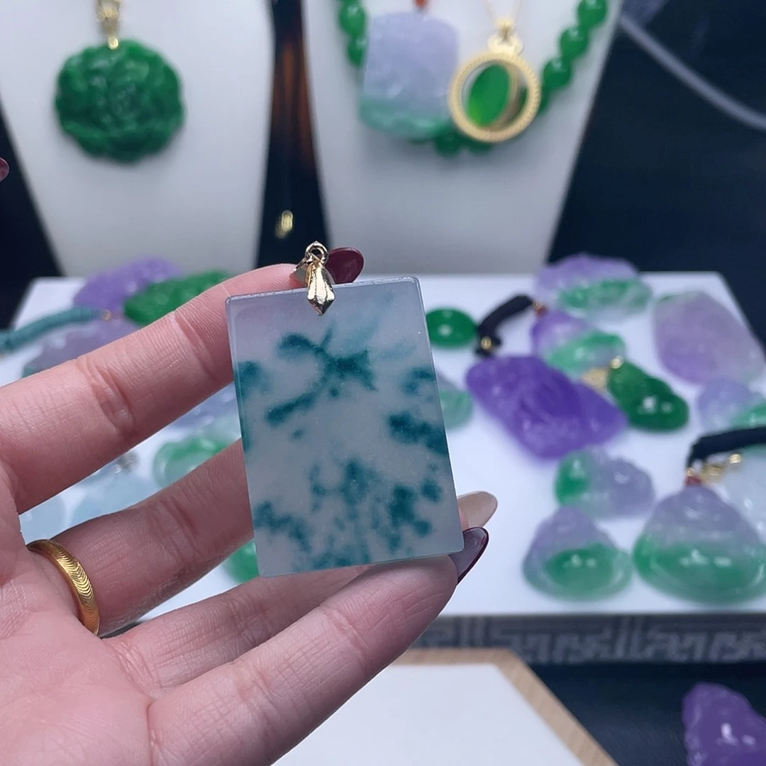 翡翠吊坠(赠链)未镶嵌