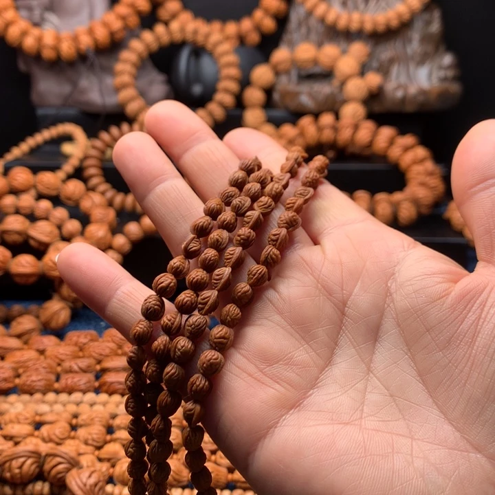 雨*城桃核脖挂。