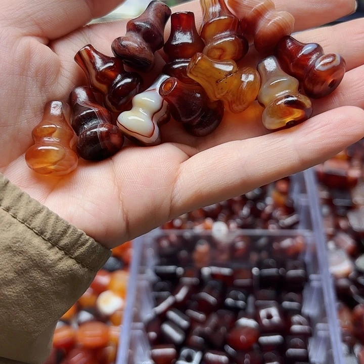 颈饰琉璃瑙瑙小葫芦3元