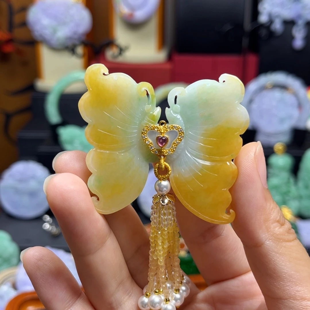 翡翠未镶嵌颈饰蝴蝶