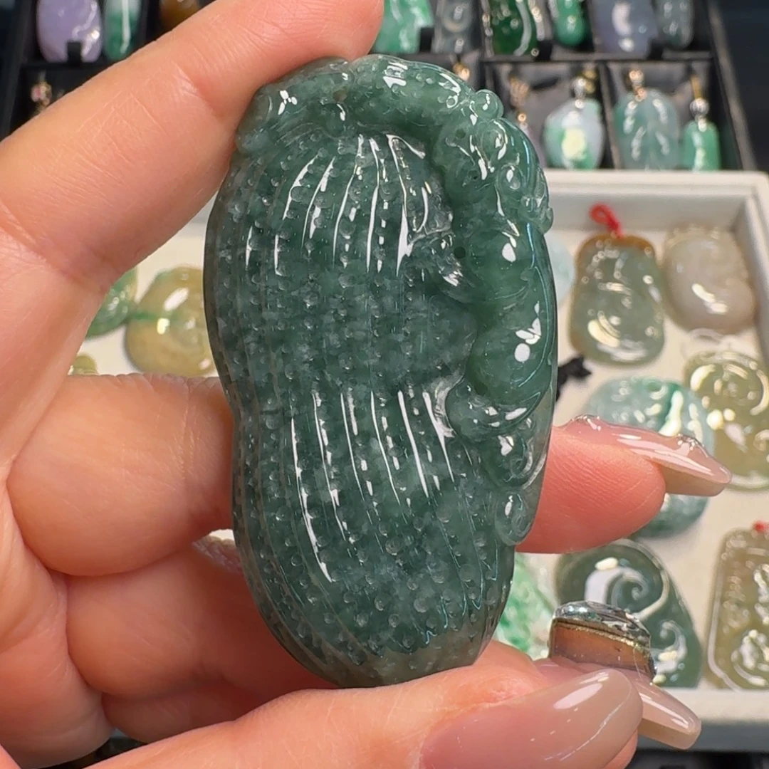 宁***静翡翠未镶嵌颈饰花生