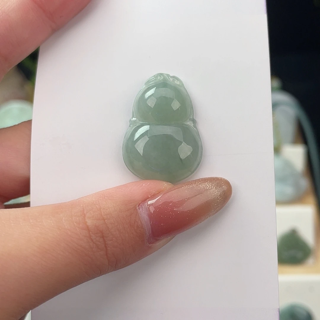 翡翠未镶嵌颈饰葫芦