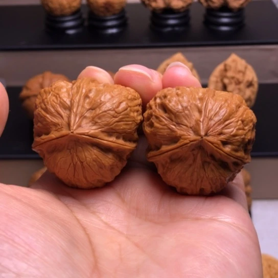 文玩核桃把件玉面三楞66