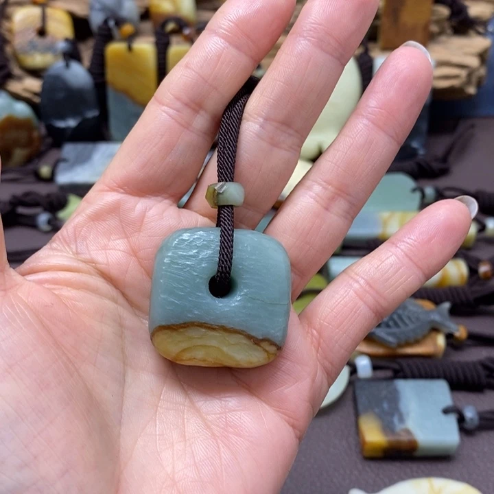 蛇纹石玉未镶嵌颈饰