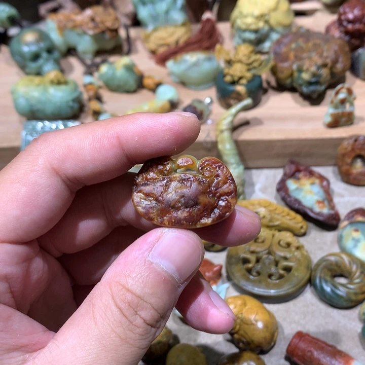 未镶嵌岫岩河磨玉（透闪石质玉）挂件