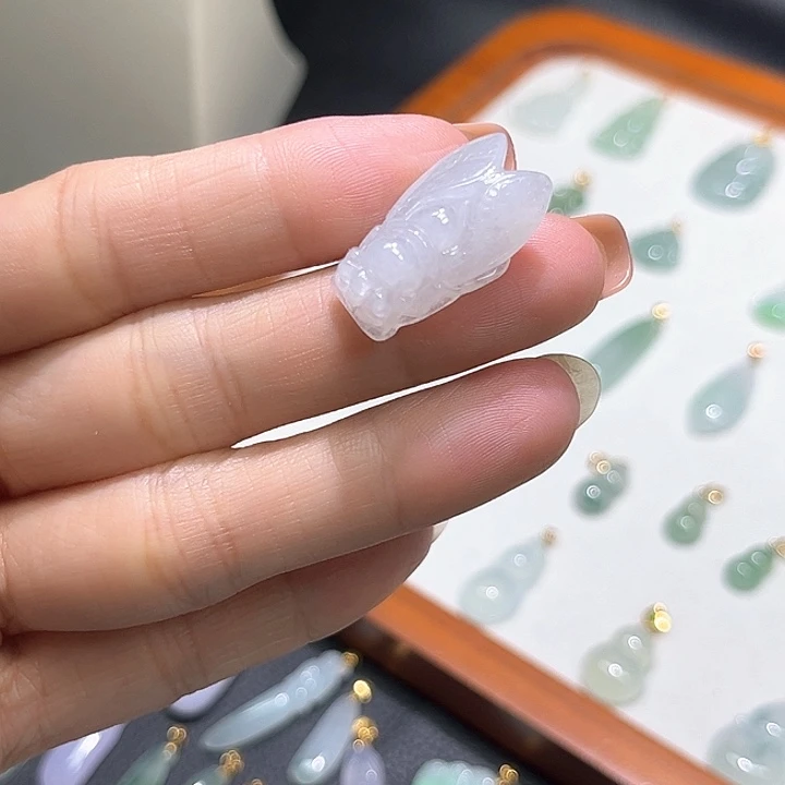 翡翠未镶嵌颈饰一鸣惊人