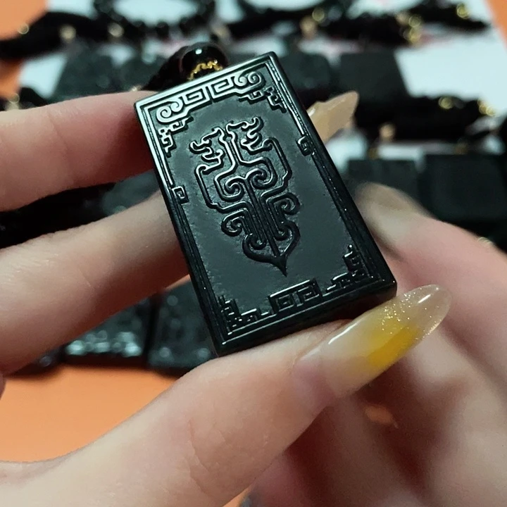 翡翠挂件未镶嵌至**尚