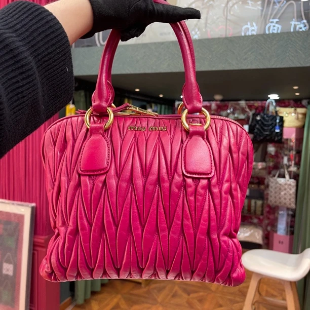 95新 MIU MIU/缪缪 miumiu 芭比粉褶皱纹手提包
