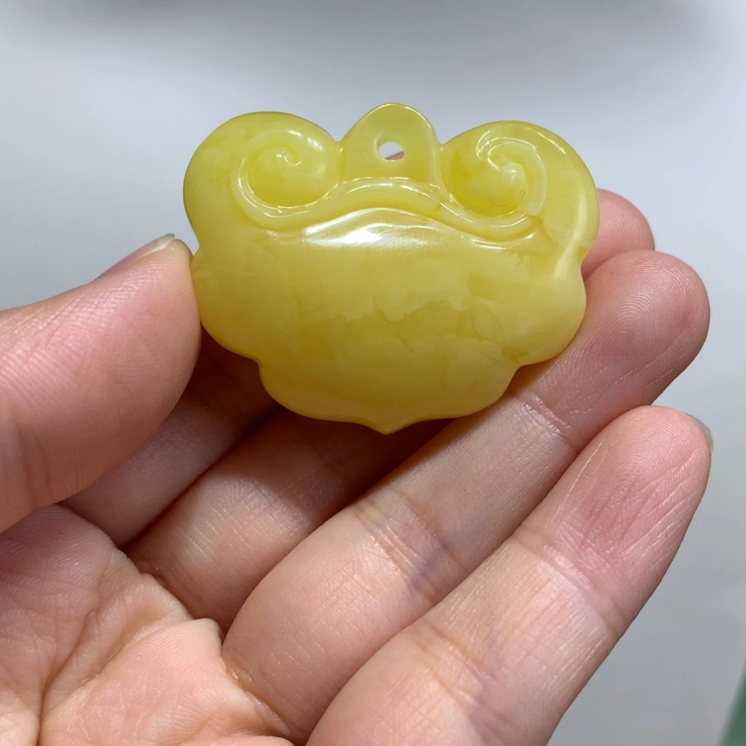 蜜蜡未镶嵌颈饰如意