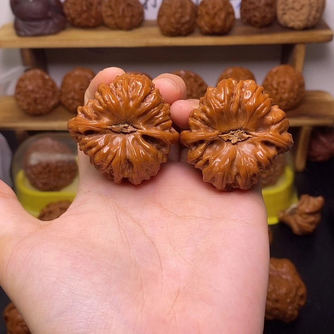 侯***。吊坠文玩核桃平谷凹底