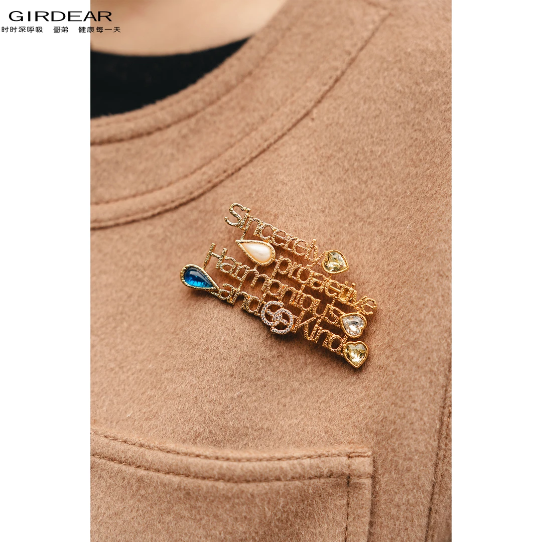GIRDEAR/哥弟 铜合金仿水晶胸针 复古百搭精致字母胸针女 1900531