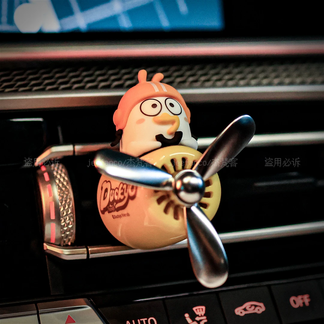 车载香薰联名小刘鸭飞行员汽车空调出风口香水公仔可爱车内装饰品