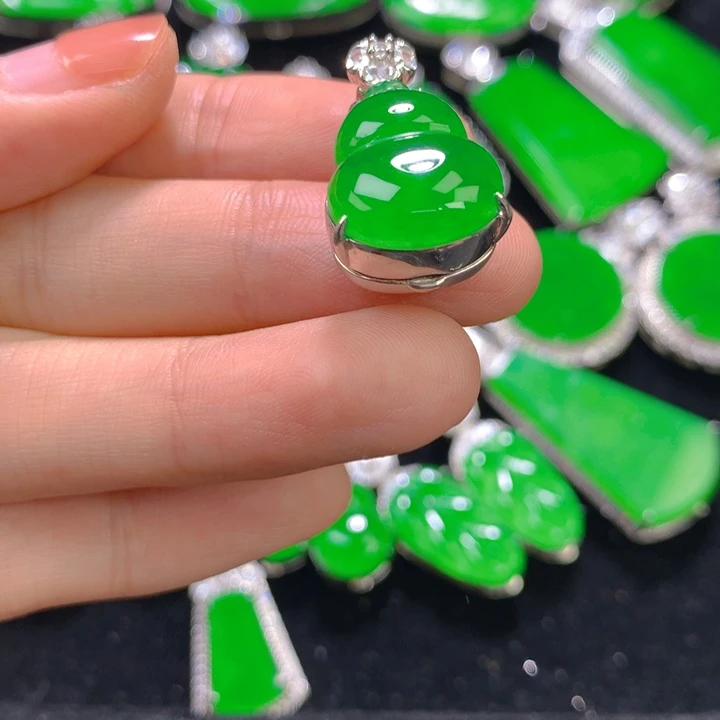 翡翠银S925镶嵌颈饰一个