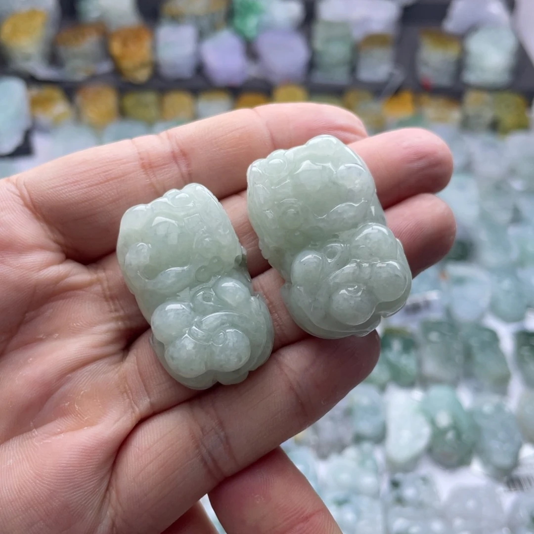 翡翠颈饰未镶嵌两****心