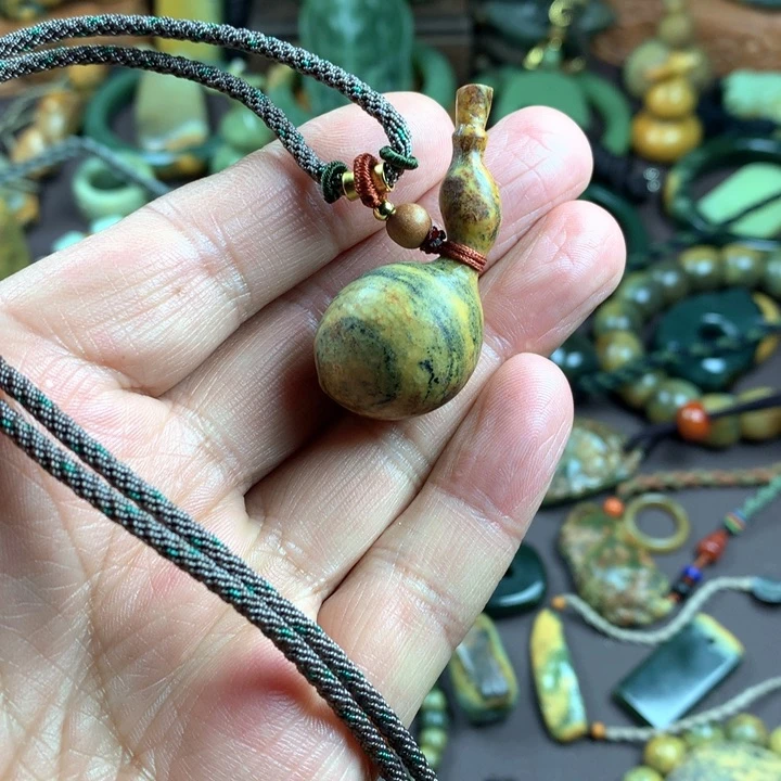 吊坠(赠链)未镶嵌岫岩河磨玉（透闪石质玉）