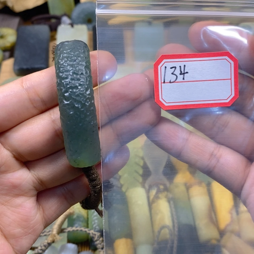 蛇纹石玉未镶嵌颈饰金**人