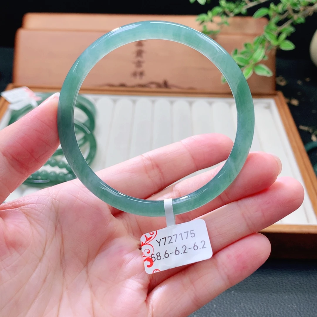 翡翠未镶嵌手镯（圆镯）