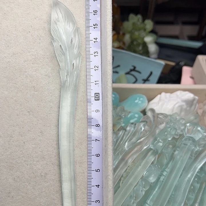 蛇纹石玉未镶嵌发簪羽毛
