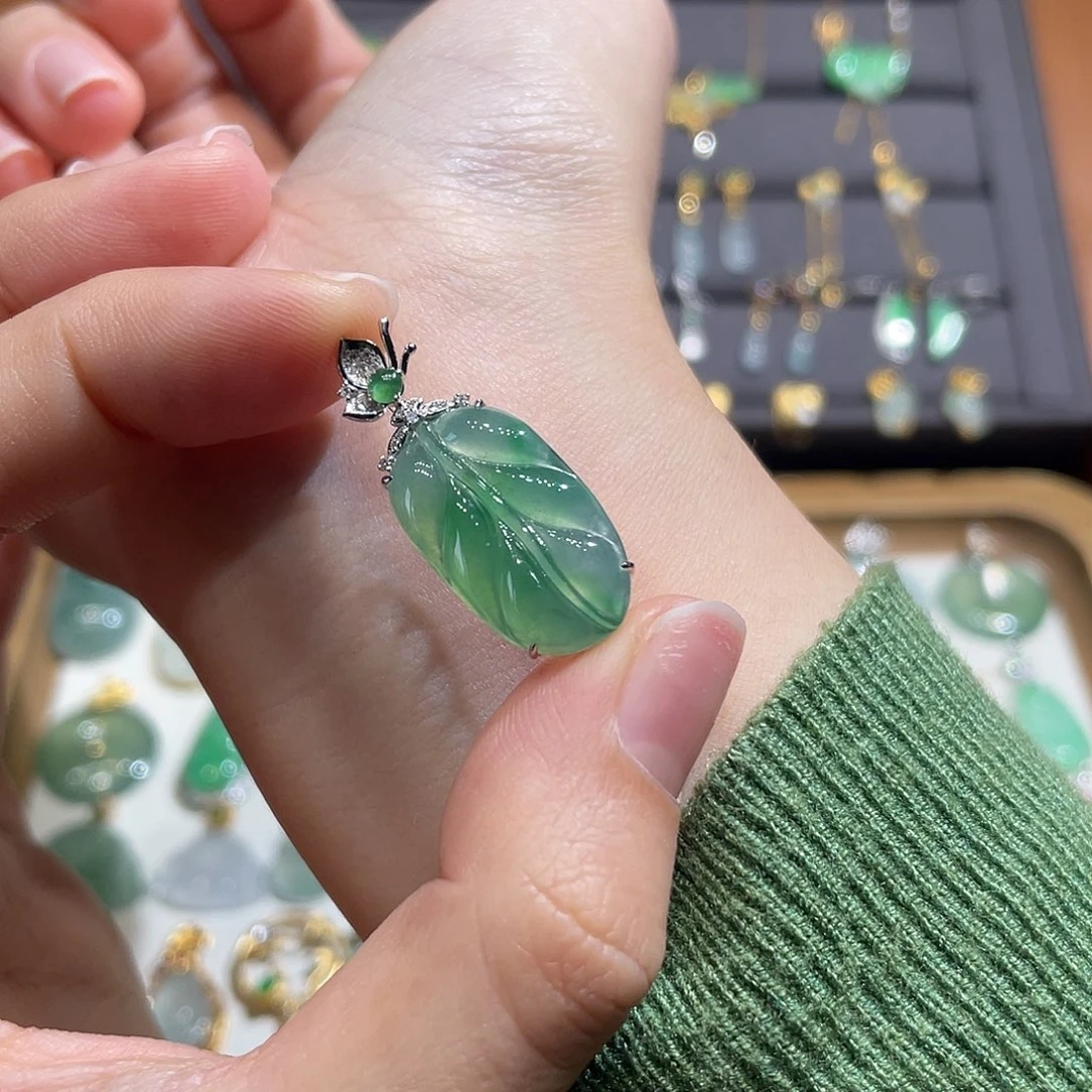 翡翠颈饰18K金镶嵌冰绿叶子