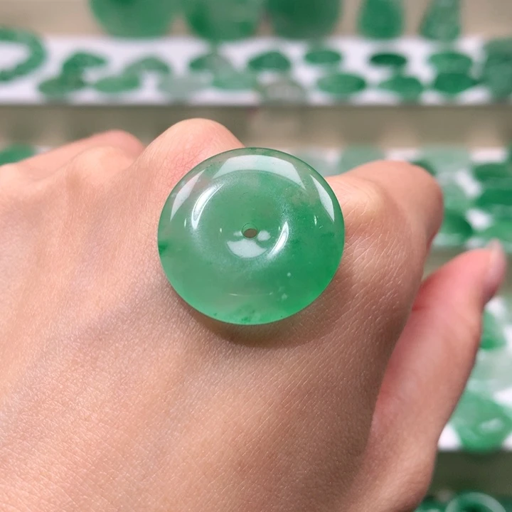 颈饰未镶嵌石英质玉