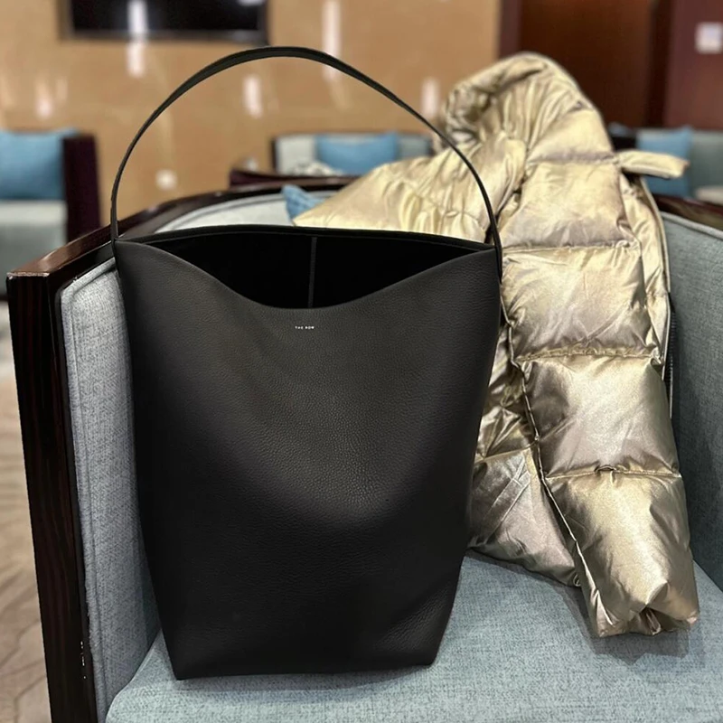 2025新款真皮水桶包大容量时尚小众牛皮通勤单肩托特女包黑色简约