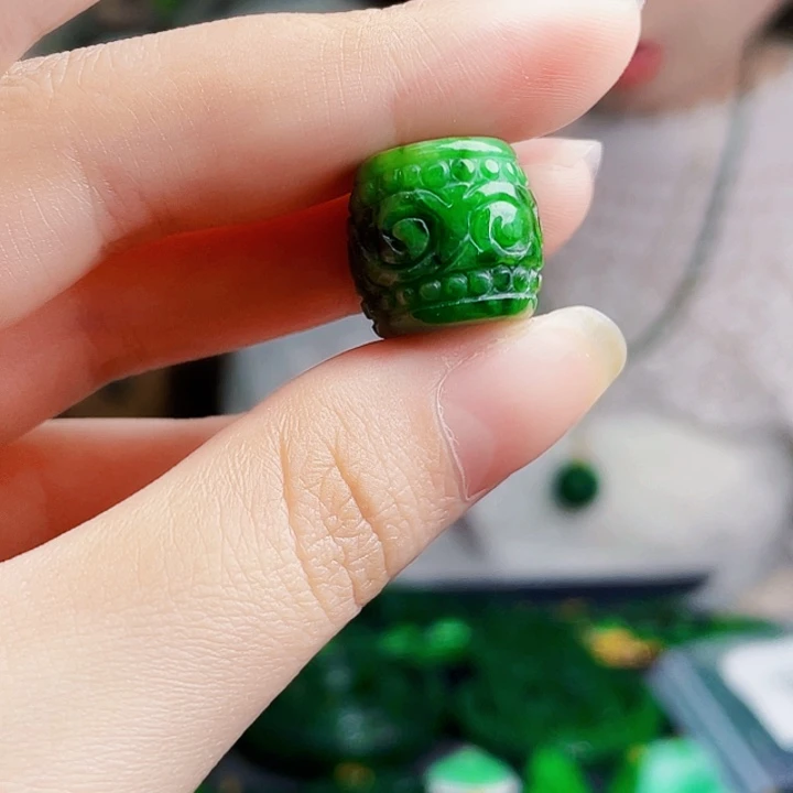 翡翠未镶嵌颈饰多样性