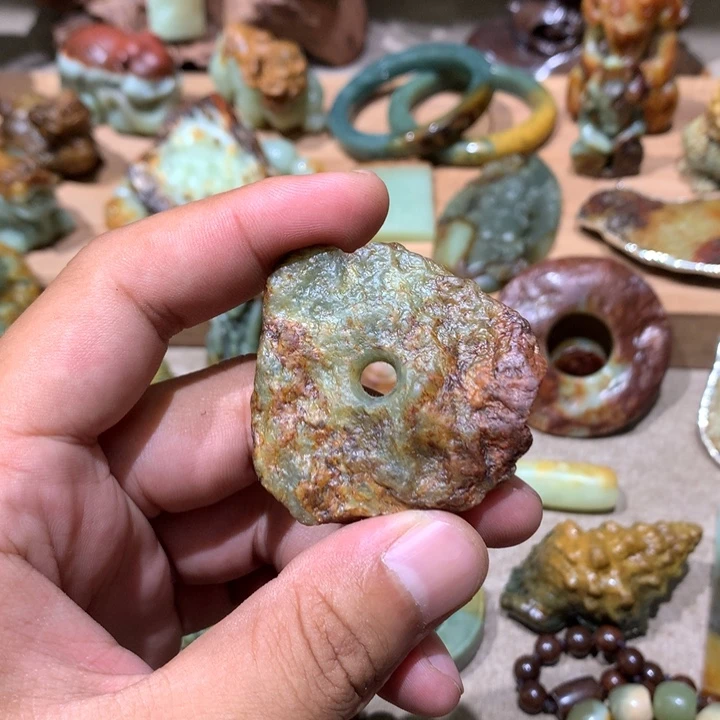 未镶嵌岫岩河磨玉（透闪石质玉）挂件
