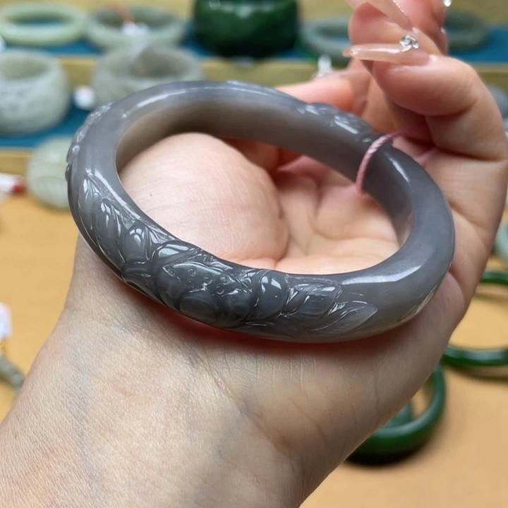 和田玉手镯58圈口。编号56未镶嵌