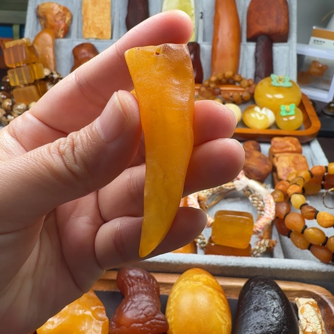 定制琥珀未镶嵌狼牙型原石