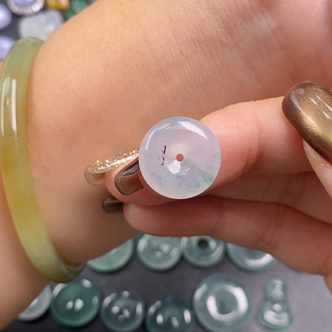 翡翠未镶嵌颈饰平安扣