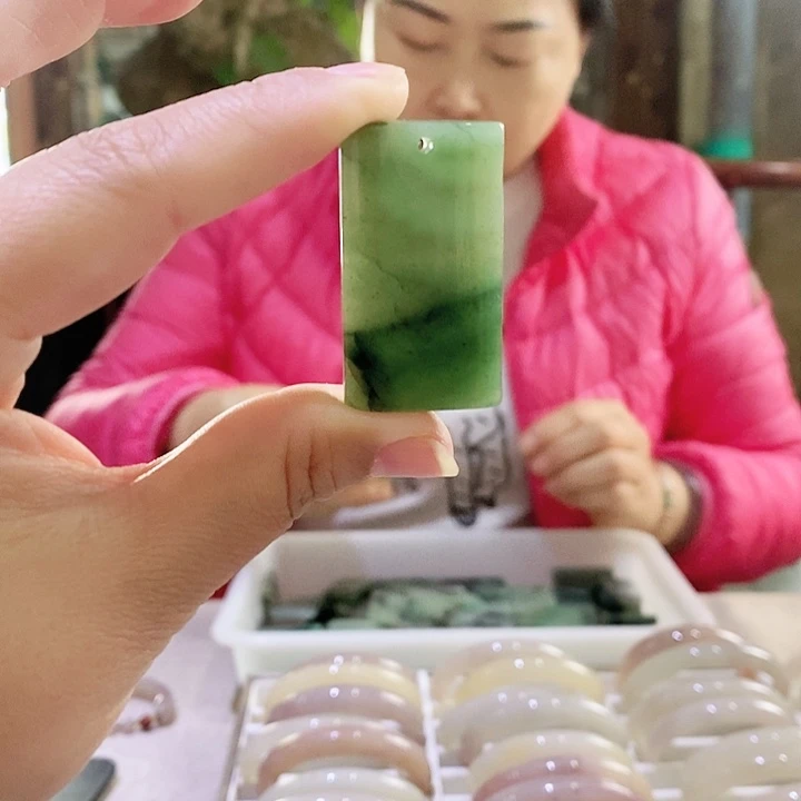 密玉（石英质玉）颈饰未镶嵌