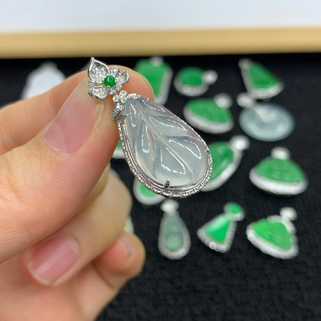 翡翠18K金镶嵌颈饰叶子