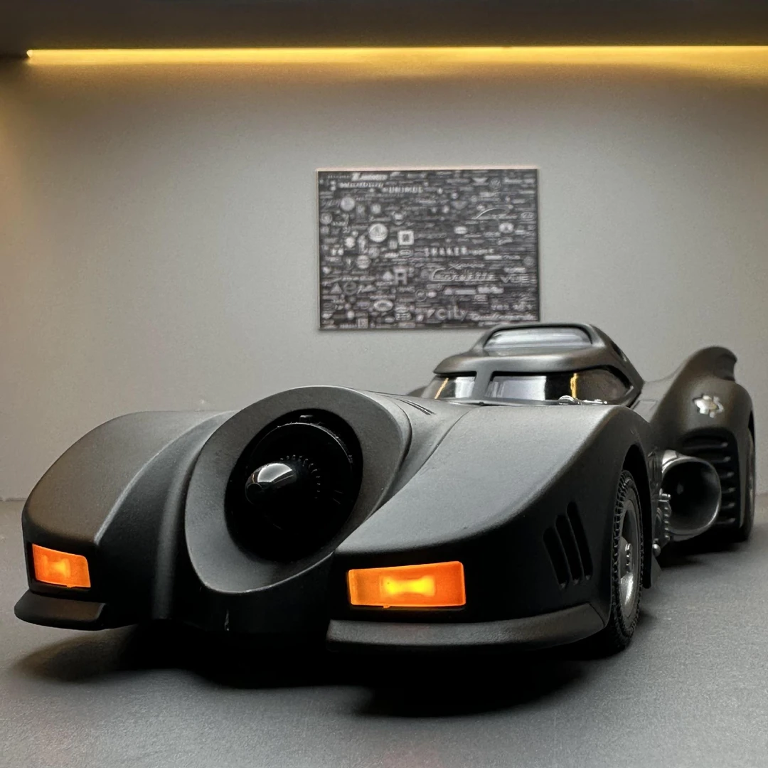 【蝙蝠侠战车】仿真1:24合金汽车模型声光回力避震转向带喷雾玩具车